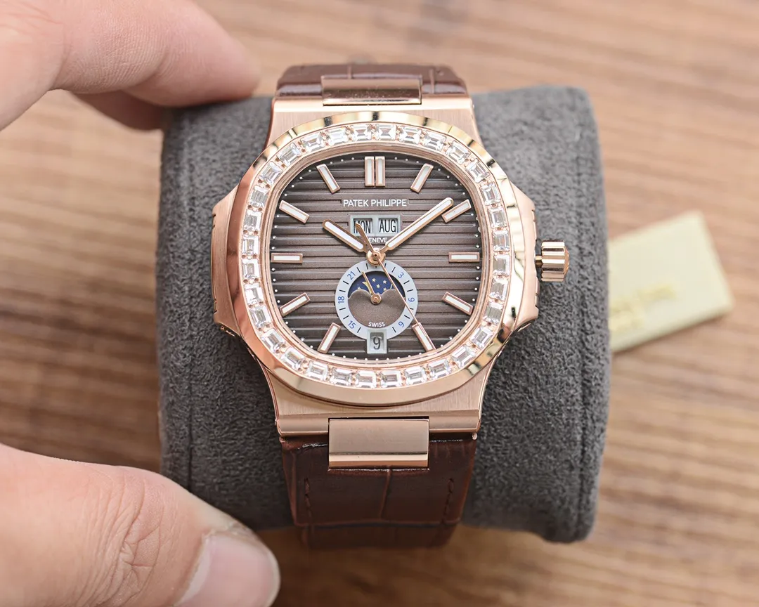【Top replica】💰2400! Patek Philippe Sporty Elegance Series 5726/1A-014 1. The structure of the case is the same as the original one. The hole on the case is beveled. When the screw is screwed in, it will move downward to tighten the front cover. The three-layer waterproof ring screw-in crown makes the case super waterproof. 2. The replica movement in the 3.0 era is modified to Cal.324 S QA LU 24 H movement 3. The steel strap has good texture, can be bent flexibly, and is comfortable to wear. It does not have the bending range of some versions on the market that is not enough to wear on small wrists, and the strap cannot be bent. The buckle is made of spring steel and has good elasticity. 4. Functions include three-hand time display, month and week calendar display, and moon phase 24h display. The functions are real and usable. The quick adjustment position of the month and week is different from other versions on the market and remains consistent with the original.